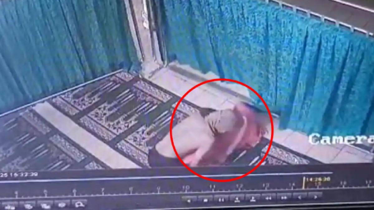 PELECEHAN WANITA SALAT - Rekaman CCTV pelecehan wanita salat di masjid di Kecamatan Bumi Waras, Bandar Lampung pada Sabtu (1/11/2025).