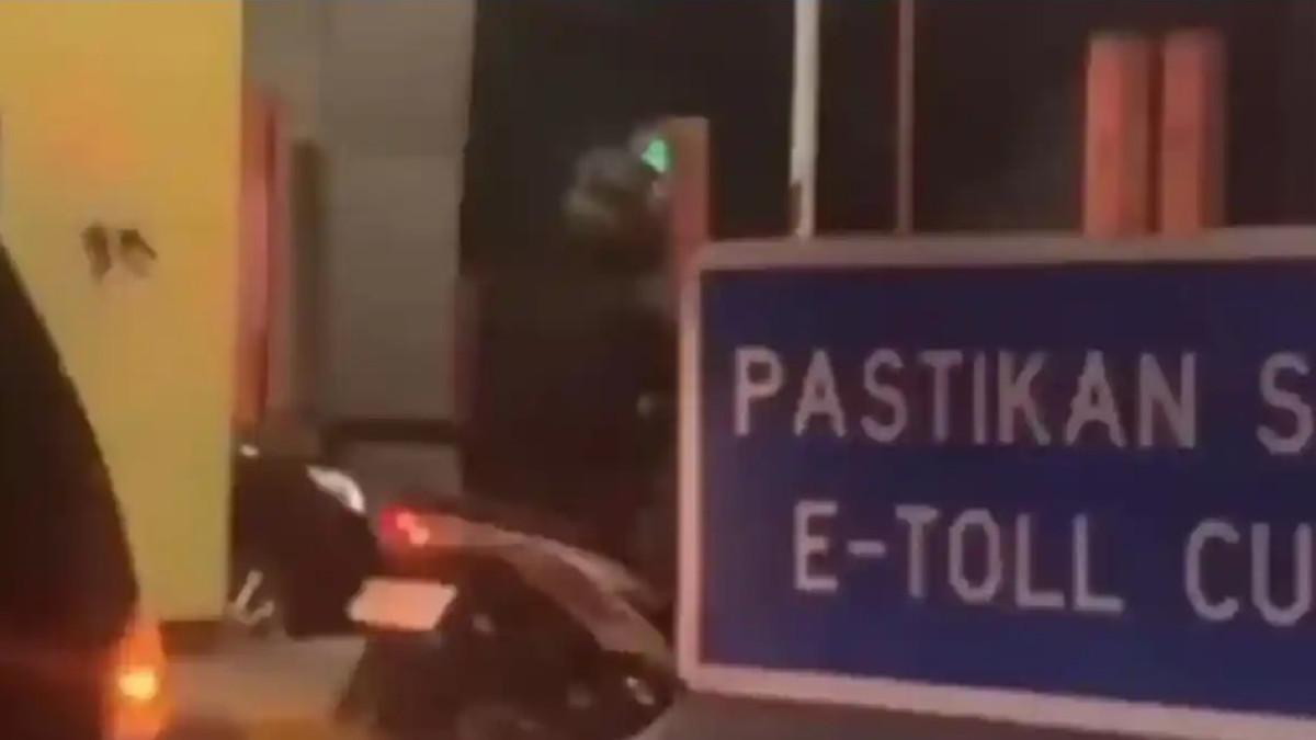 PEMOTOR MASUK TOL - Seorang pengendara motor Honda Beat diamankan petugas setelah terekam melintas di jalan tol melalui Gerbang Tol Pasirkoja, Bandung, Jawa Barat.