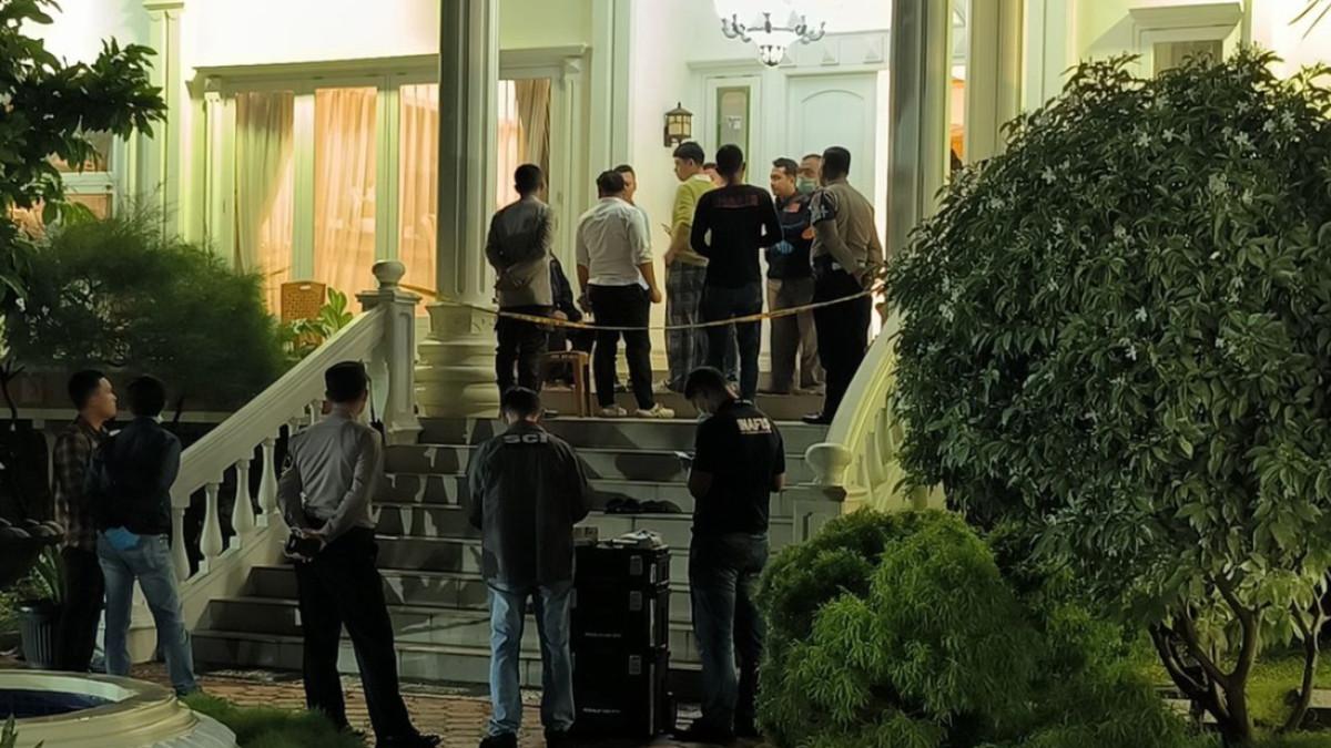 PERAMPOKAN RUMAH MEWAH - Polisi melakukan olah tempat kejadian perkara penemuan bocah dengan luka tusuk di sebuah rumah mewah di Permukaan BBS 3, Kota Cilegon, Banten, Selasa (16/12/2025).