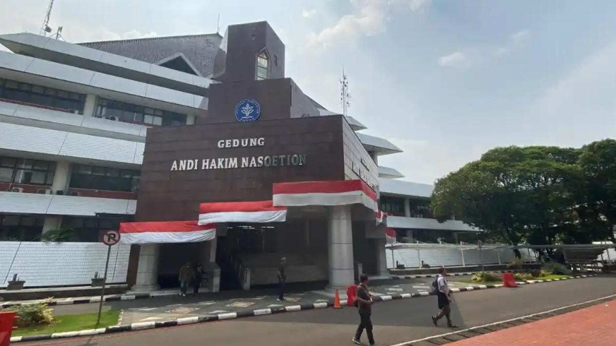 POLEMIK DAPUR MBG - Rektor IPB University, Alim Setiawan Slamet, memberikan penjelasan terkait polemik pembangunan dapur Makan Bergizi Gratis (MBG) yang sempat diprotes mahasiswa. IPB University menegaskan kampus tidak menjalankan operasional dapur MBG di lingkungan kampus.