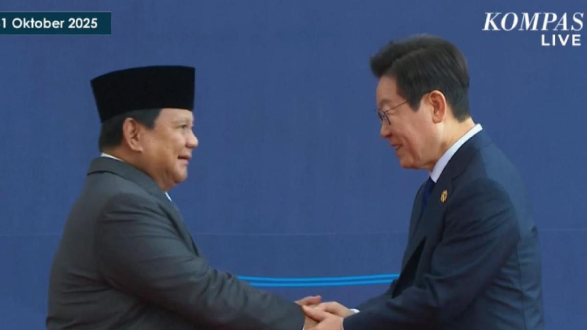 PRABOWO APEC 2025 - Presiden RI Prabowo Subianto disambut Presiden Korsel Lee Jae Myung di KTT APEC 2025 di Korsel, Jumat (31/10/2025).