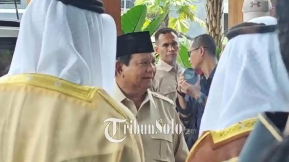 PRABOWO KE SOLO - Presiden Prabowo berbincang dengan pihak UEA setelah meresmikan RS Jantung Emirates Indonesia di Solo pada Rabu (19/11/2025). Dia menyebut ini menjadi simbol persahabatan dua negara.