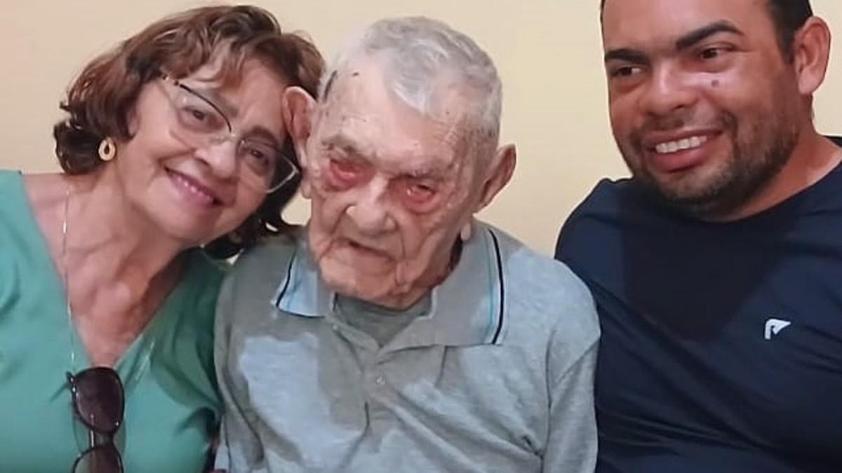 PRIA TERTUA DI DUNIA - Catatan sejarah dipecahkan oleh seorang pria asal Brazil, dinobatkan menjadi pria tertua di dunia merayakan ulang tahunnya yang ke-113 tahun.