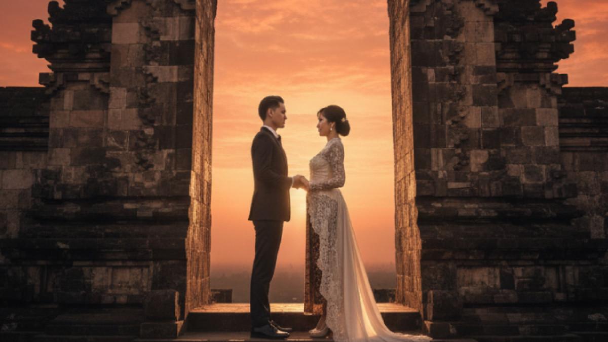 PROMPT FOTO AI - Prompt foto AI prewedding sinematik di Candi Ratu Boko.