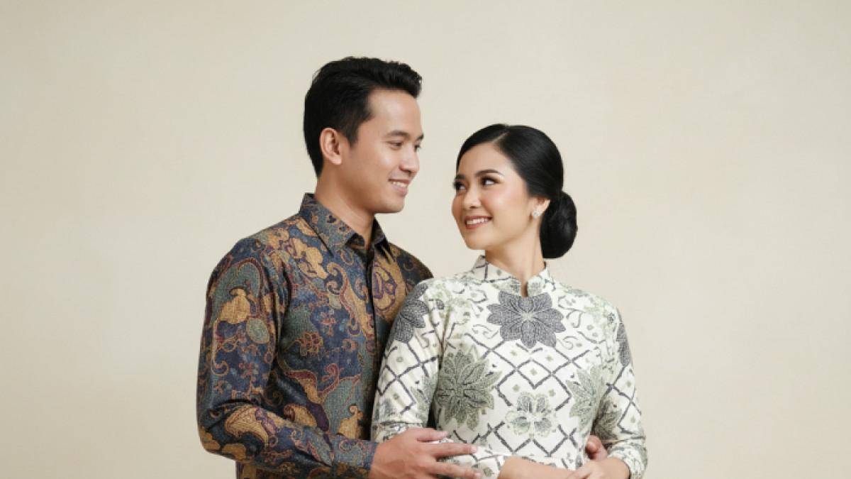 PROMPT FOTO AI - Prompt foto AI pasangan di studio memakai batik.