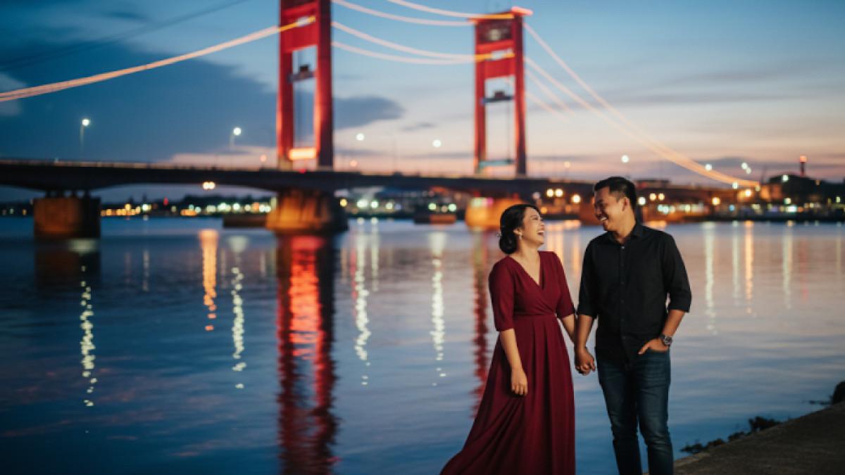 PROMPT FOTO AI - Prompt foto AI prewedding dengan latar belakang Jembatan Ampera.