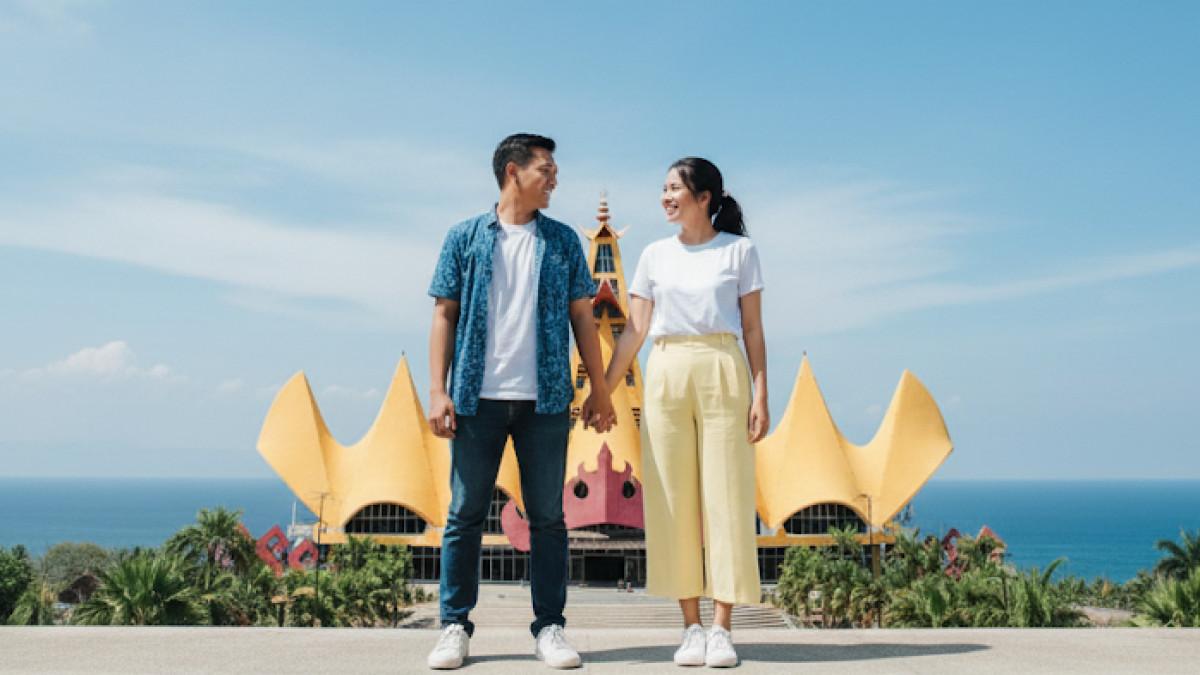 PROMPT FOTO AI - Prompt foto AI prewedding di Menara Siger Lampung.