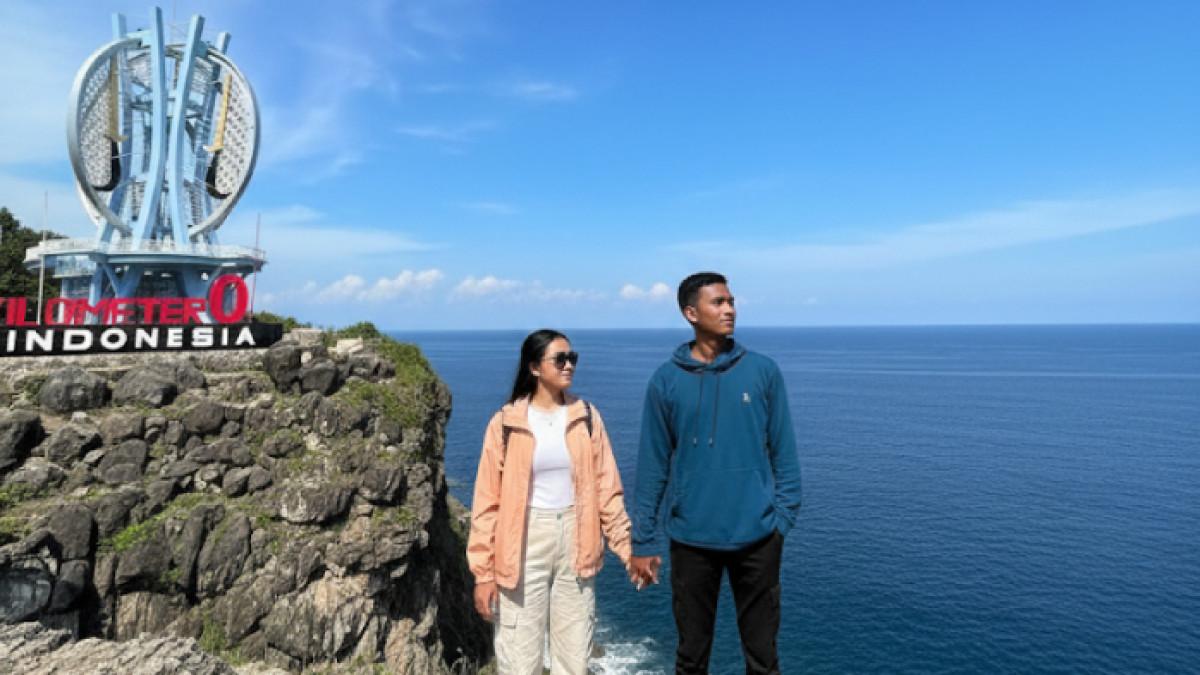 PROMPT FOTO AI - Prompt foto AI prewedding di Tugu 0 KM Sabang.
