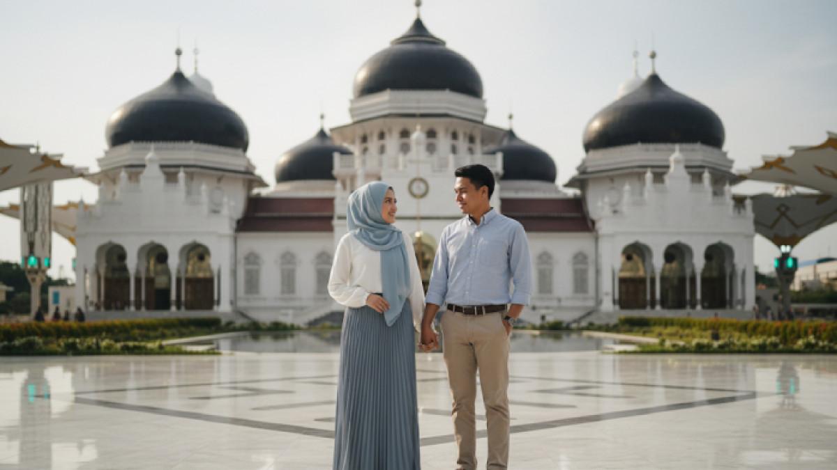 PROMPT FOTO AI - Prompt foto AI prewedding di halaman Masjid Raya Baiturrahman Aceh.