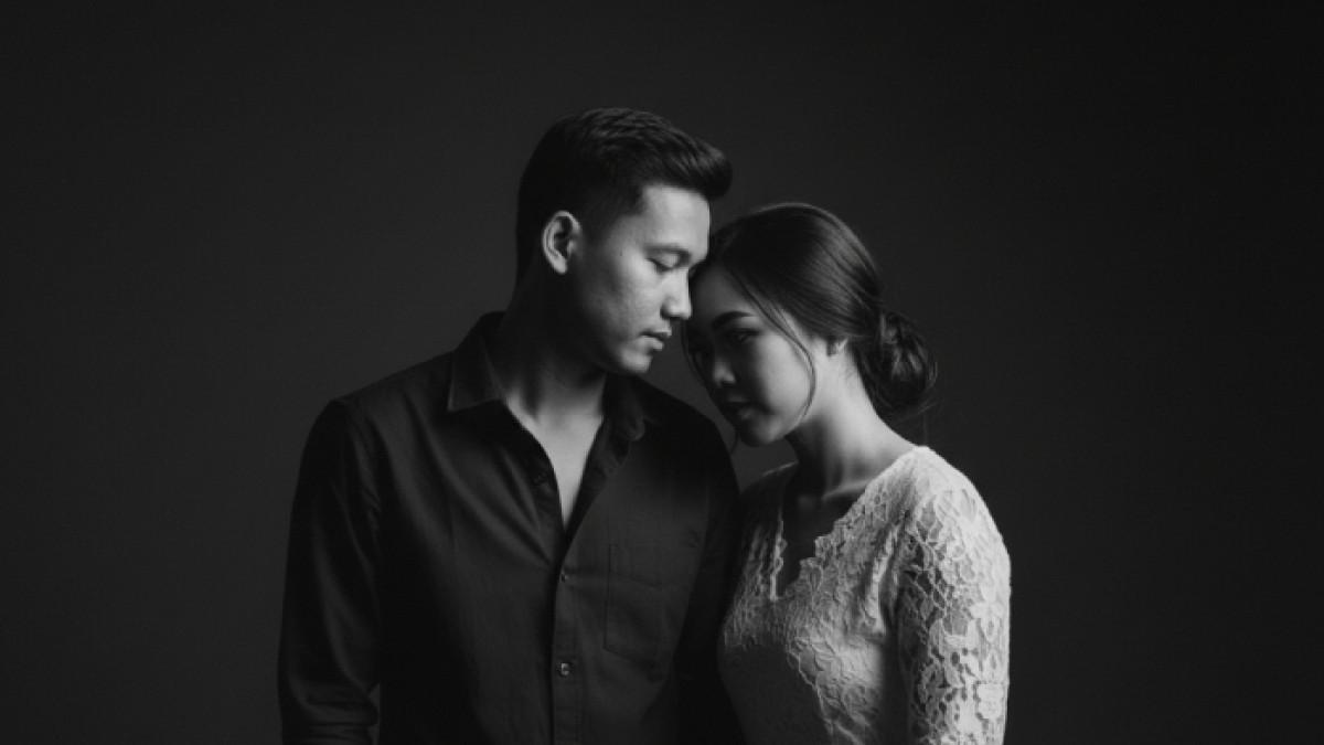 PROMPT FOTO AI - Prompt foto AI prewedding tema hitam-putih artistik.
