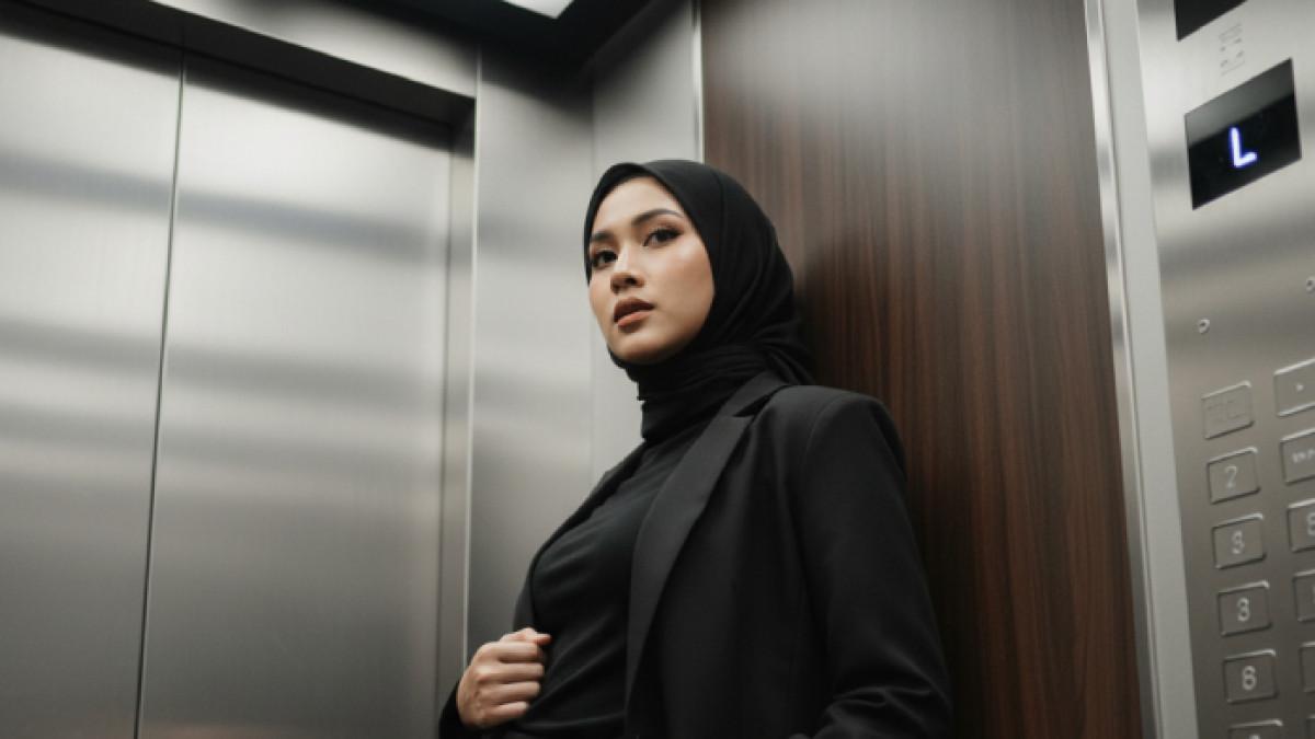 PROMPT FOTO AI - Prompt foto AI wanita berhijab dengan gaya elegan di dalam lift.