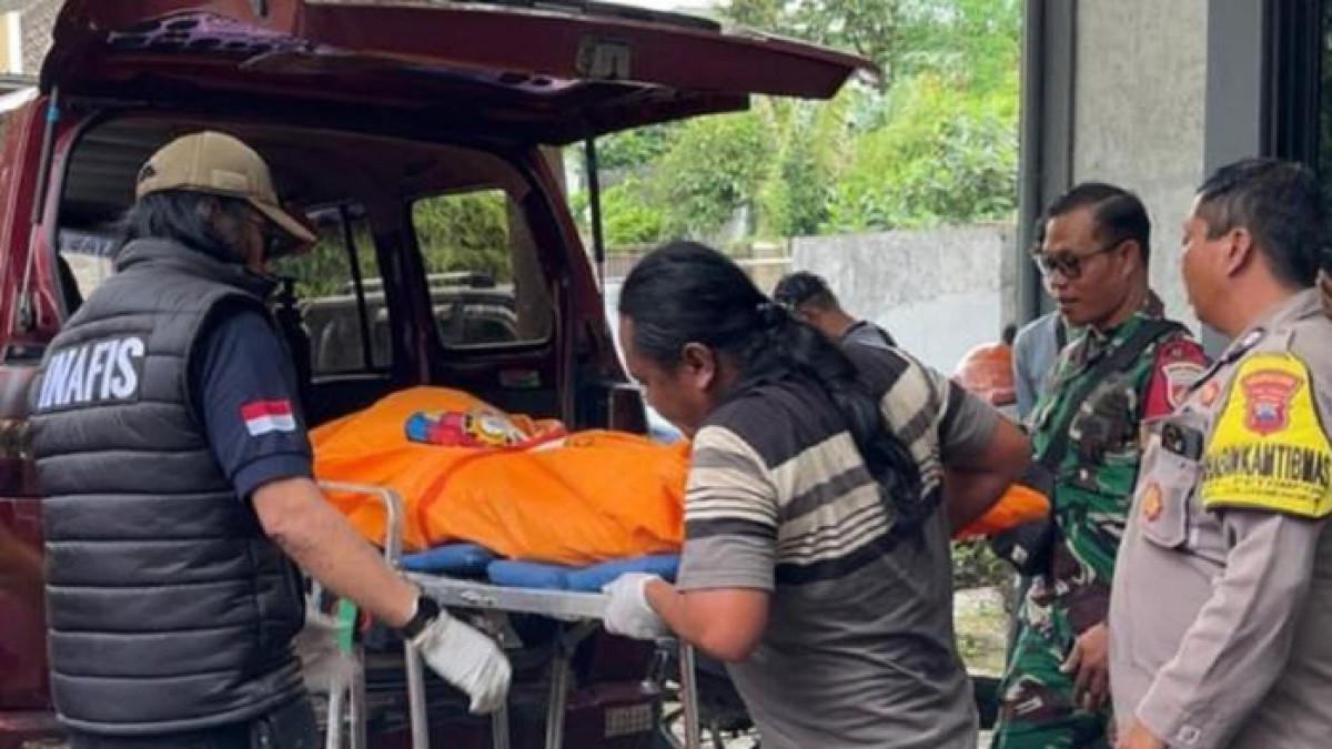 PROSES EVAKUASI - Evakuasi jenazah perempuan berinisial DDL di sebuah kamar kostel Jalan Telaga Bodas Raya Nomor 11 Karangrejo, Kecamatan Gajahmungkur, Kota Semarang, Senin (17/11/2025). Korban merupakan dosen muda Untag Semarang, yang ditemukan tewas pertama kali oleh seorang polisi berpangkat AKBP.