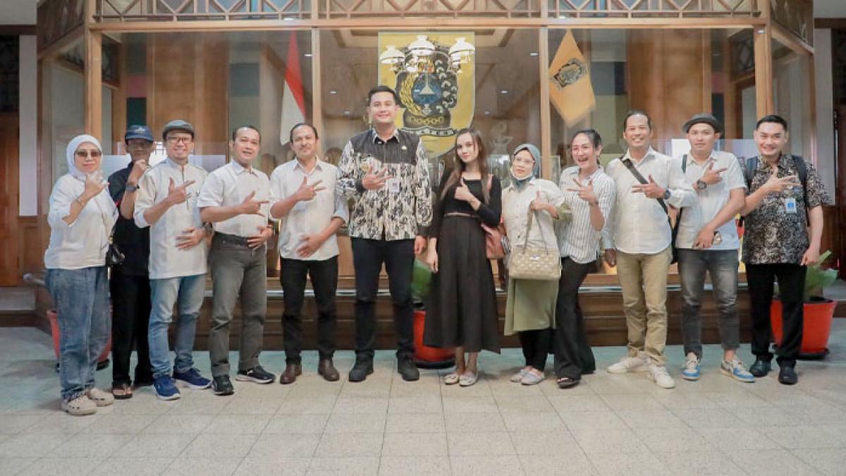 KESENIAN DI KLATEN - Bupati Klaten Hamenang Wajar Ismoyo menerima audiensi Paguyuban Seniman Kabupaten Klaten (Sekaten) di Ruang Kerja Bupati Klaten, Kamis (2/10/2025).