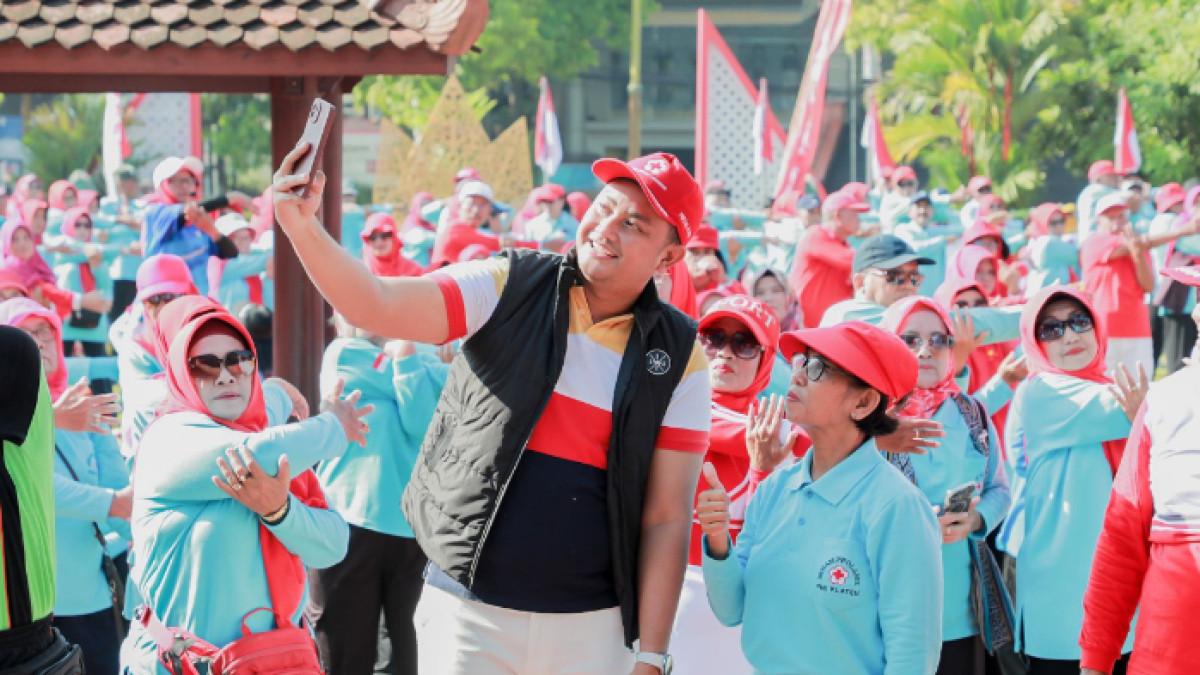 Palang Merah Indonesia (PMI) Kabupaten Klaten gelar senam sehat masal bersama Bupati Klaten Hamenang Wajar Ismoyo dan seribu lansia di halaman Pendopo Pemkab Klaten, Sabtu (20/9/2025). 