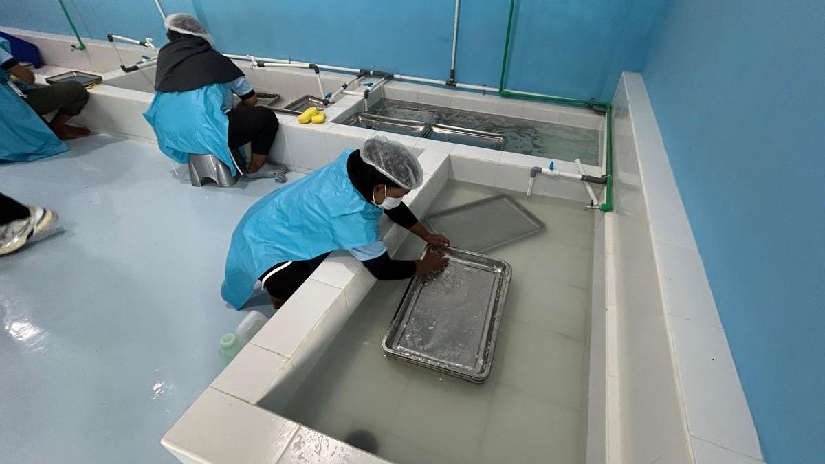 SPPG DI KLATEN - Para pekerja SPPG Wiro Bayat menyiapkan porsi makan bergizi di dapur produksi yang tertata rapi dan higienis, Senin (17/11/2025).