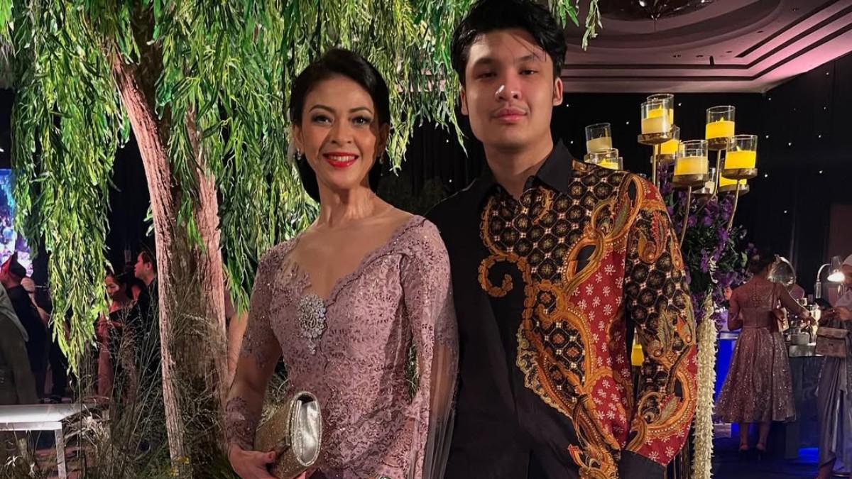 Pasha Mahindra dan Indira Sudiro - Inilah putra dari Putri Indonesia pertama Indira Sudiro, seorang dokter muda yang sering dikira pacar saat jalan bareng dengan ibu.