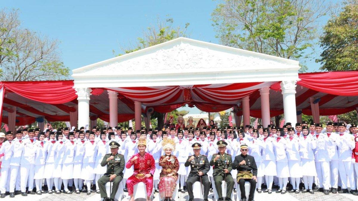 Jadi Inspektur Upacara HUT ke-79 RI di Klaten, Bupati Sri Mulyani & Tamu Undangan Pakai Baju Daerah