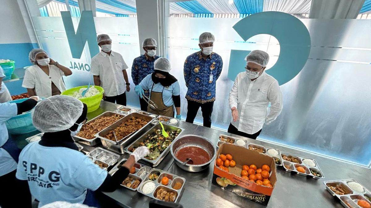 SPPG DI KLATEN - Pekerja dapur SPPG Wiro Bayat, Senin (17/11/2025) menyiapkan lauk, sayur, buah, dan nasi untuk penerima manfaat program MBG.