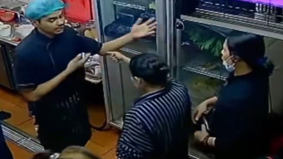 Pelanggan restoran Bibi Kelinci yang masuk ke dalam dapur untuk memprotes dan mengancam karyawan restoran karena lama menunggu, Jumat (19/9/2025).