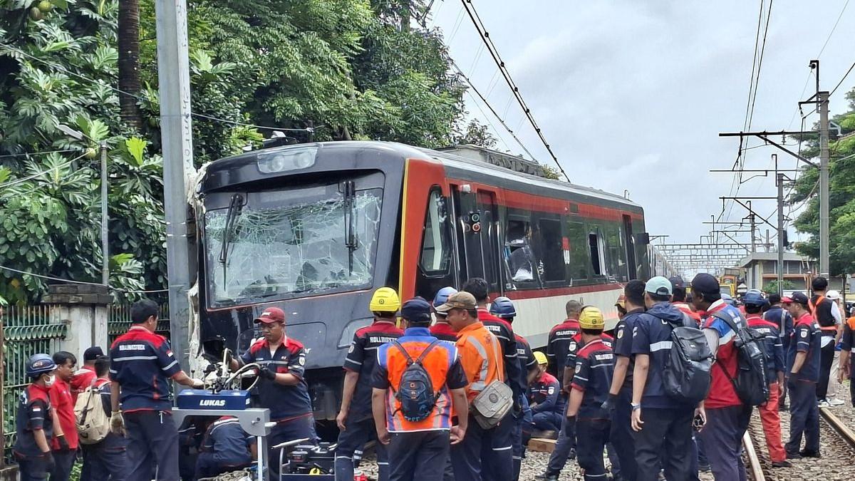 KECELAKAAN KRL - Penampakan bagian depan kereta KRL Commuter Line Bandara Soekarno Hatta yang menabrak truk kontainer di perlintasan Stasiun Poris, Batuceper, Kota Tangerang,Jumat (20/2/2026)