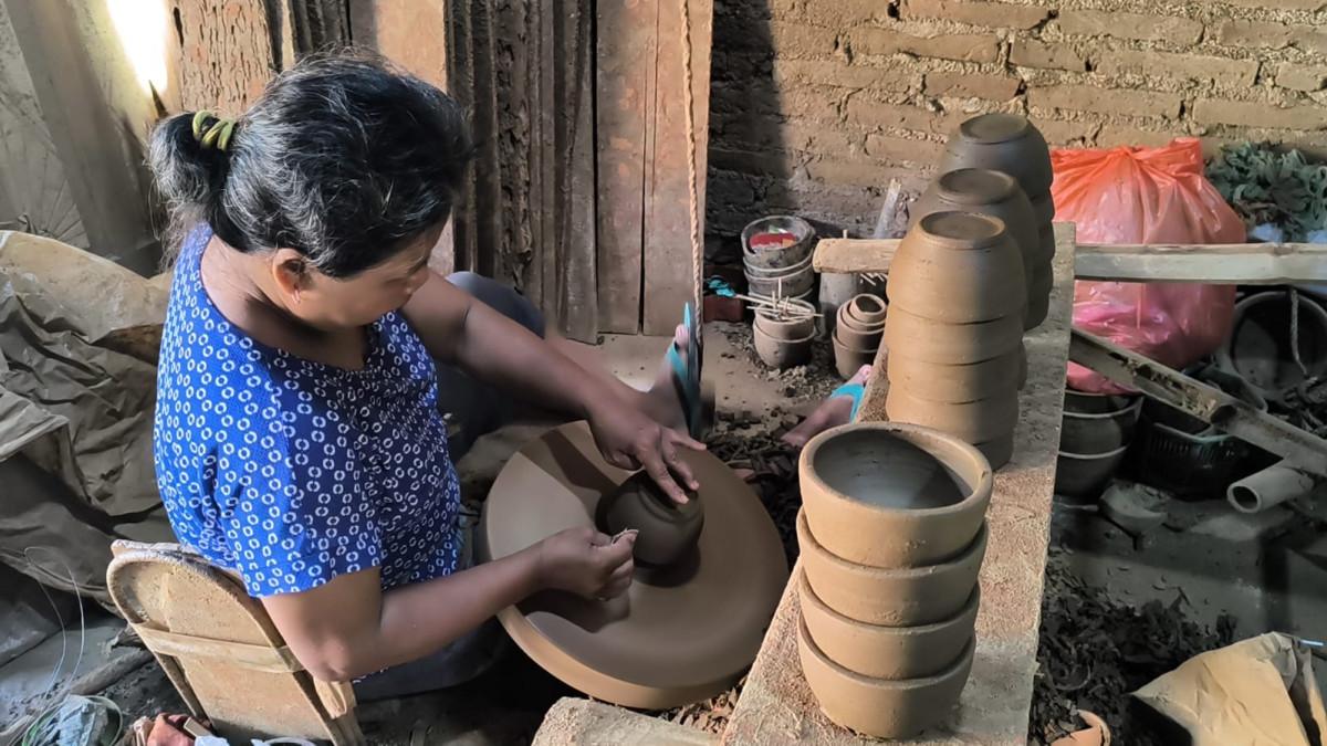 PRODUK LOKAL KLATEN - Pengrajin gerabah menggunakan alat putaran miring, yang menjadi satu-satunya di dunia.