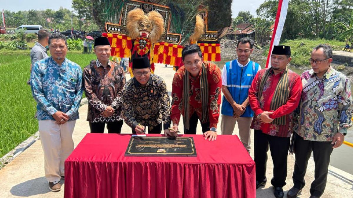 INFRASTRUKTUR DESA - Peresmian Jalan Poros Gombang–Pogung–Bogor di Kecamatan Cawas, Minggu (5/10/2025) oleh Bupati Klaten Hamenang Wajar Ismoyo.