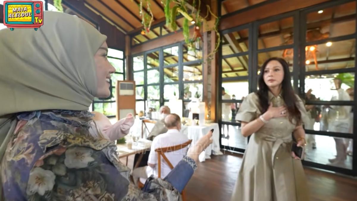 Maia Estianty nyaris salah kostum di acara 7 bulanan Alyssa. Berkat Ivan Gunawan, penampilannya selamat dan momen hangat pun terjadi.