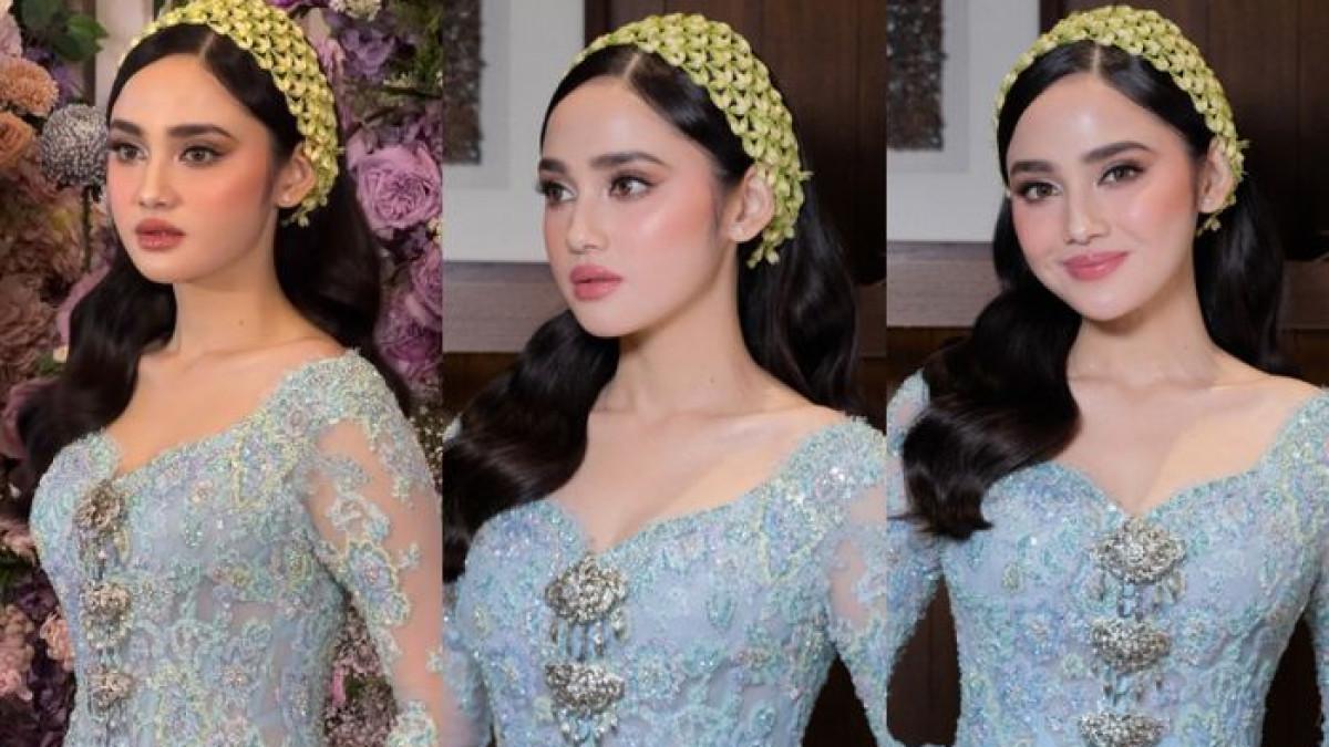 SIRAMAN SYIFA HADJU - Tampil anggun berkebaya biru bak barbie hidup.