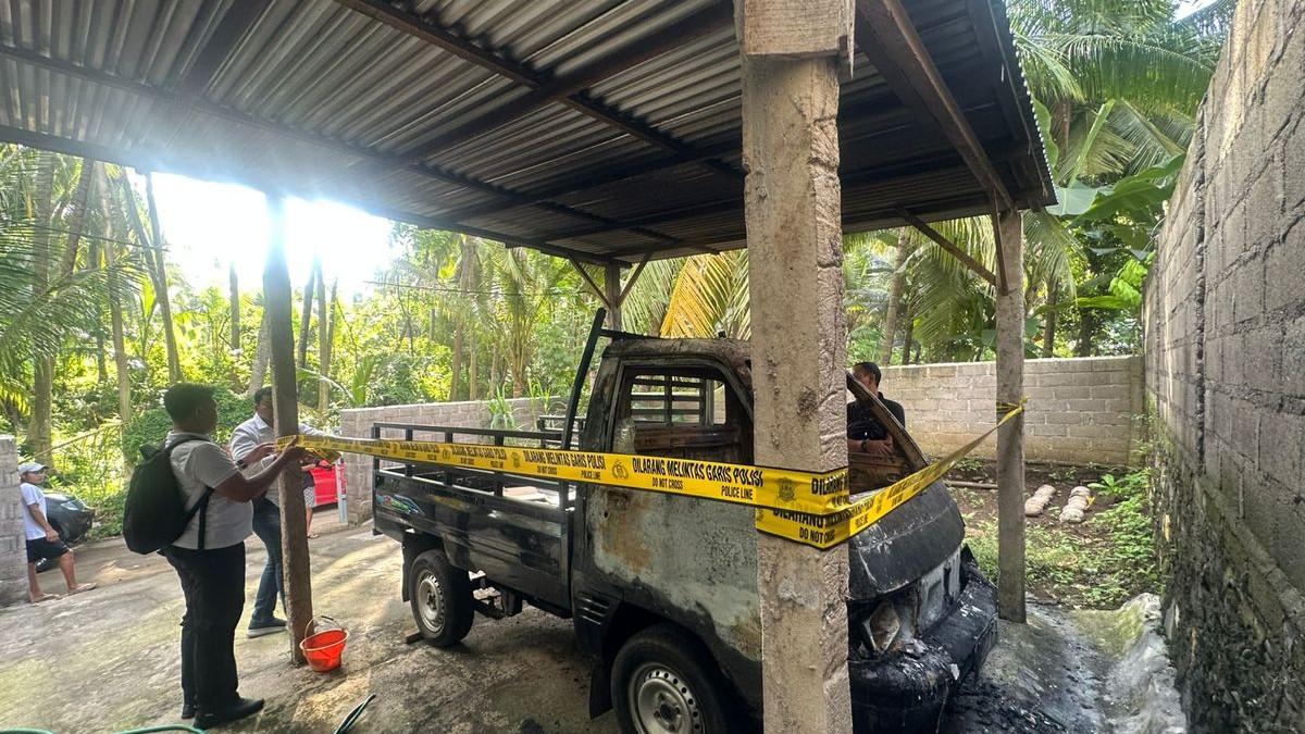 KEBAKARAN DI BALI - Polisi melakukan olah TKP kejadian pembakaran mobil dan kandang sapi di Desa Julah, Kecamatan Tejakula, Kabupaten Buleleng, Bali, Rabu (27/5/2026)