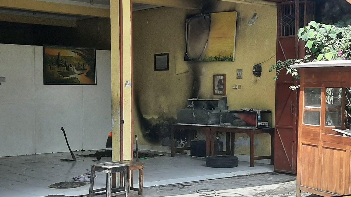 MISTERI TEROR API - Polisi memasang garis pengaman di rumah warga Margomulyo, Seyegan, Sleman, setelah sejumlah perabot terbakar akibat dugaan kebocoran gas metana dari septic tank.