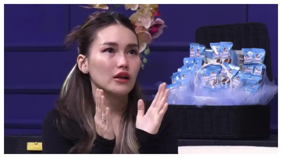 CURHAT - Potret Ayu Ting Ting kala curhat bersama Sara Wijayanto dicapture Senin (24/11/2025).