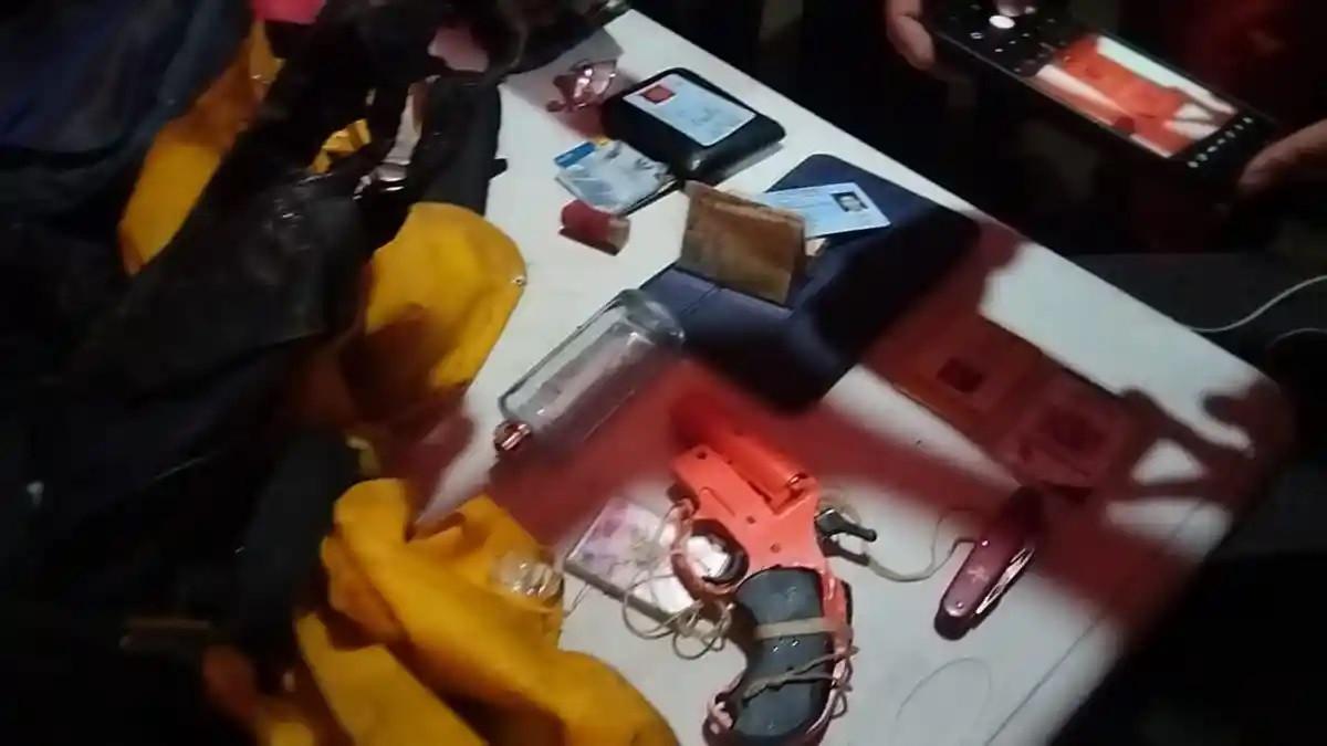 KABAR KOPILOT FARHAN - Potret tas berisi KTP milik Kopilot Farhan Gunawan yang ditemukan tim SAR