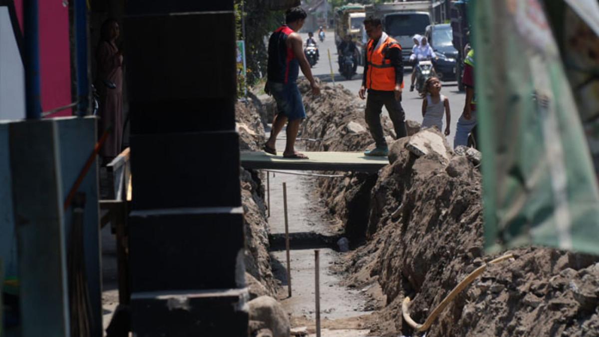 PERBAIKAN JALAN KLATEN - Progres Pengerjaan gorong-gorong U-Ditch sebagai sistem drainase, ruas Jalan Manisrenggo - Kadilajo, Kecamatan Manisrenggo, Kabupaten Klaten, Selasa (23/9/2025).