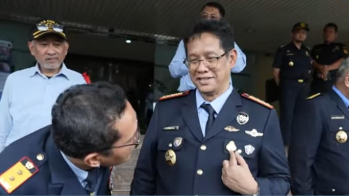 Purbaya menunjuk satu per satu simbol yang menempel di seragamnya dari gambar kapal patroli, perisai hingga anjing pelacak saat sidak Pelabuhan Tanjung Priok pada Seni, 13 Oktober 2025.