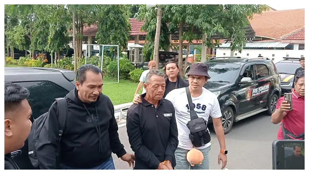 LANSIA TEWAS - Purnomo, suami siri wanita lanjut usia yang tewas mengenaskan di Mancilan, Mojoagung, saat diamankan ke Kantor Satreskrim Polres Jombang, Kabupaten Jombang, Jawa Timur, pada Sabtu (22/11/2025). Sakit hati sering diejek dan diusir jadi alasan nekat lakukan aksi pembunuhan.
