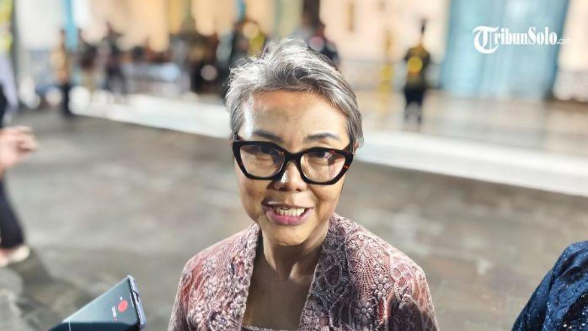 RAJA SOLO MENINGGAL - Putri Sinuhun, GKR Timoer Rumbai, saat ditemui di Keraton Surakarta, Minggu (2/11/2025). Wafatnya Sinuhun Pakubuwono XIII pada Minggu (2/11/2025) menimbulkan pertanyaan besar mengenai siapa yang akan melanjutkan tampuk kepemimpinan di Keraton Surakarta. Ia berharap suksesi tersebut terjadi damai.