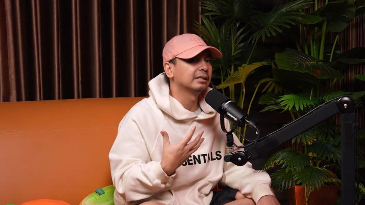 Raditya Dika menjadi sorotan setelah membagikan kisah tentang pasangan yang tampak rukun dan harmonis di mata publik namun ternyata sudah pisahan.