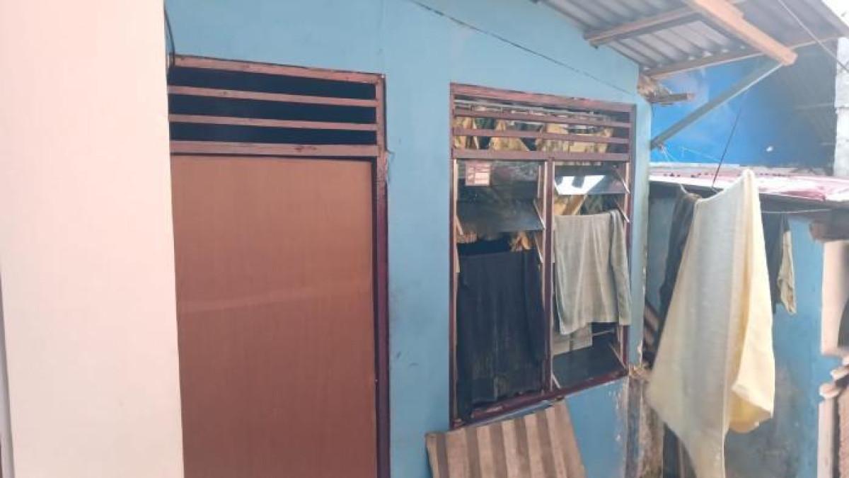 RUMAH HACKER BJORKA - Tempat tinggal Wahyu Taha yang diduga Bjorka di Komo Dalam, Lingkungan 5 Kelurahan Lawangirung, Kecamatan Wenang, Kota Manado, Sulawesi Utara, Jumat (3/10/2025). Keluarga Wahyu masih tinggal di sana.