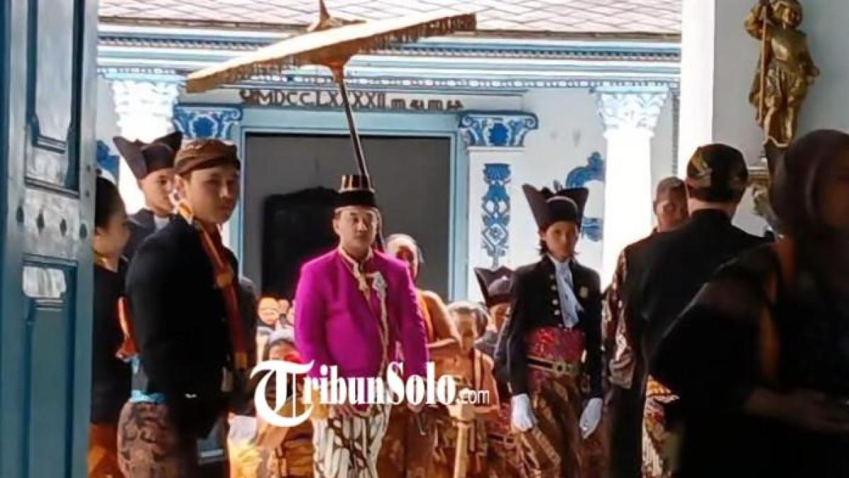 SANG RAJA - Sosok raja Keraton Kasunanan Solo yang baru, SISKS Pakubuwono (PB) XIV Hamengkunegoro. Ia pertama kalinya menampakkan diri usai ditasbihkan sebagai penguasa Keraton Solo, Sabtu (15/11/2025).