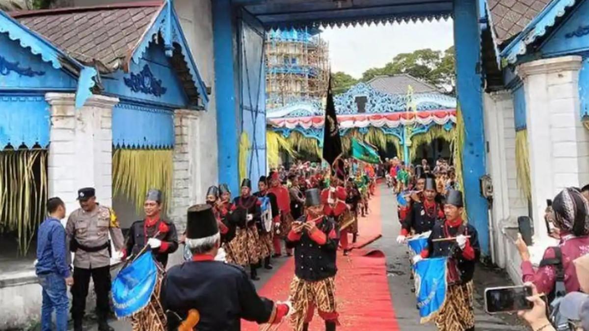 KARPET MERAH - Bentangan karpet merah dan taburan bunga di sepanjang Koridor Kamandungan hingga Sitinggil menjadi penanda keluarnya Raja baru Keraton Kasunanan Surakarta, SISKS Pakubuwono (PB) XIV Hamengkunegoro, Sabtu (15/11/2025). Sejumlah abdi dalem telah menunggu kehadiran PB XIV sejak pagi.