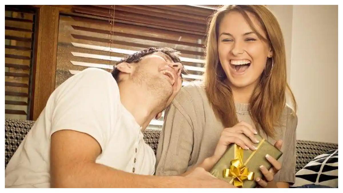 Ramalan Zodiak Cinta Jumat, 28 November 2025: Cari tahu siapa yang paling beruntung di asmara hari ini dan siapa yang harus hati‑hati.