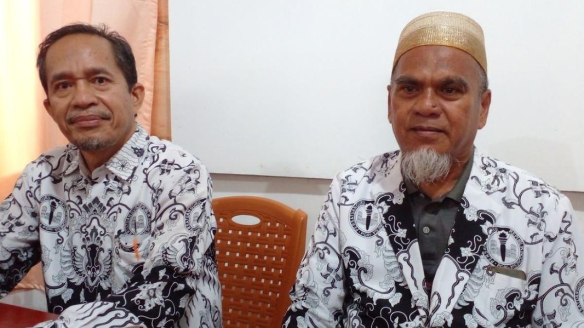 Rasnal dan Abdul Muis, dua guru di Luwu Utara, Sulawesi selatan yang di PTDH karena memperjuangkan hak honorer melalui sumbangan dana komite sekolah, Selasa (11/11/2025)