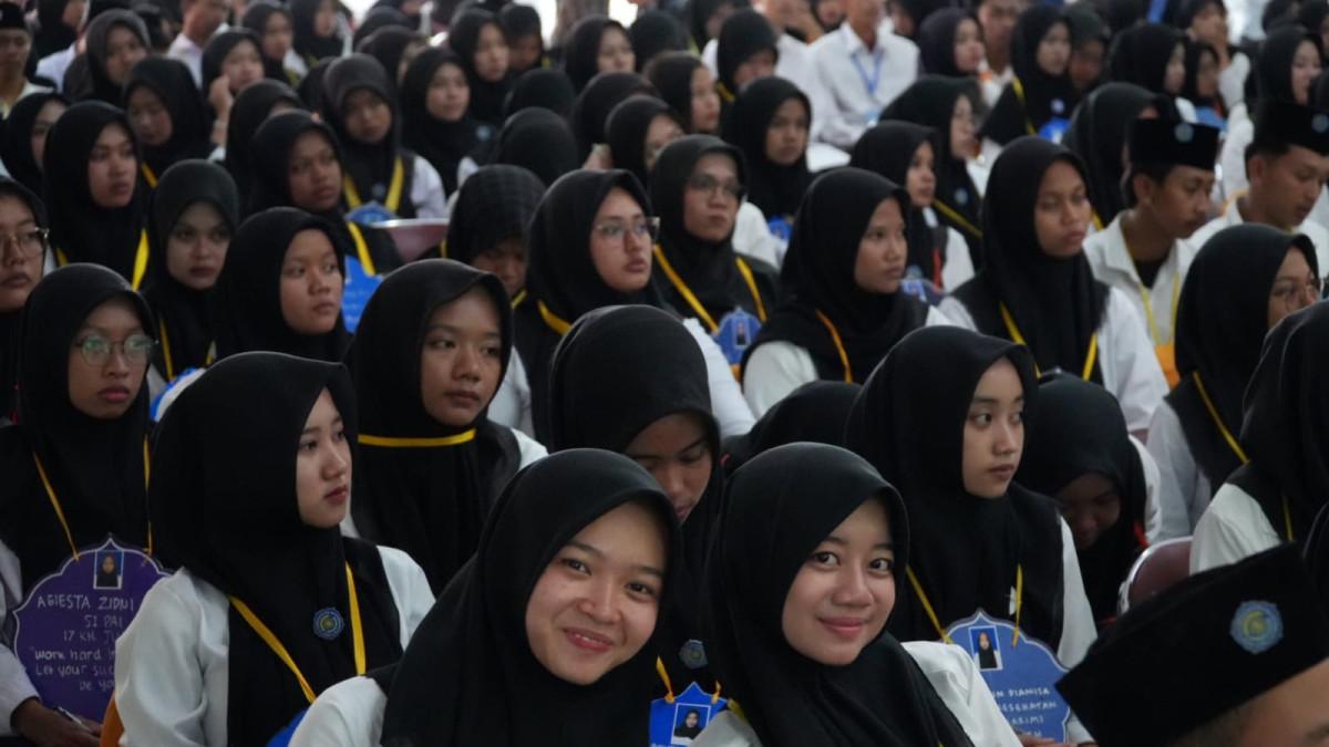 HAMENANG DAN MAHASISWA - Ratusan mahasiswa baru Universitas Muhammadiyah Klaten (UMKLA) ikuti kegiatan PKKMB Tahun 2025, Rabu (1/10/2025).