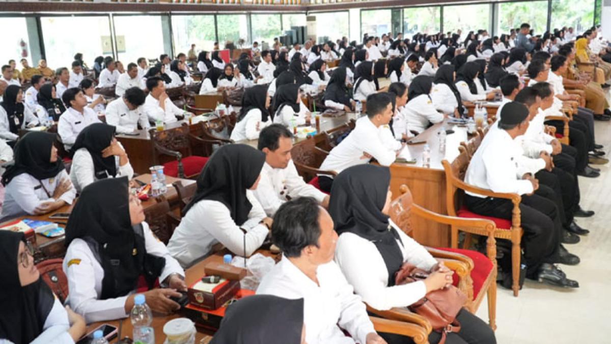 PPPK 2024 - Ratusan perserta Orientasi PPPK Formasi 2024 Tahap Pertama di Pendopo Pemkab Klaten, Selasa (14/10/2025). PPPK diisukan tak termasuk dalam daftar penerima kenaikan gaji dan dibahas pada Program Legislasi Nasional (Prolegnas) Prioritas 2025.