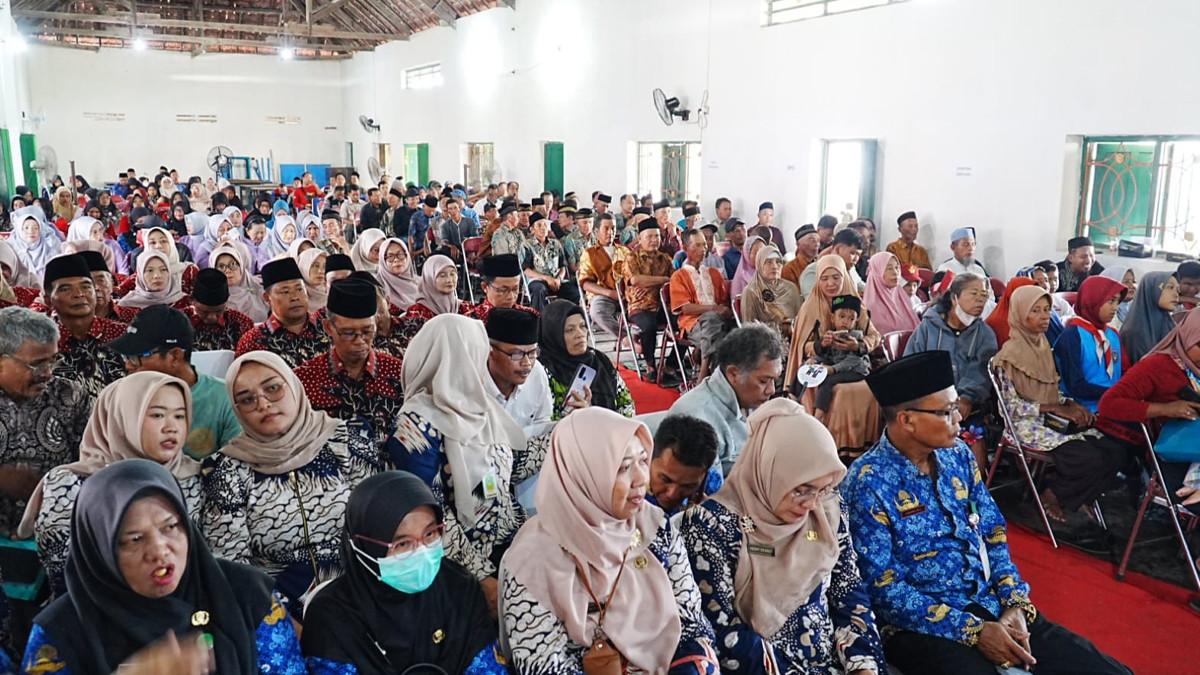 PROGRAM SAMBUNG RASA - Ratusan warga Desa Glagahwangi, Kecamatan Polanharjo, memadati balai desa, Senin (10/11/2025) menghadiri kegiatan Sambung Rasa bersama Bupati Klaten, forum dialog langsung antara pemerintah daerah dan masyarakat desa.