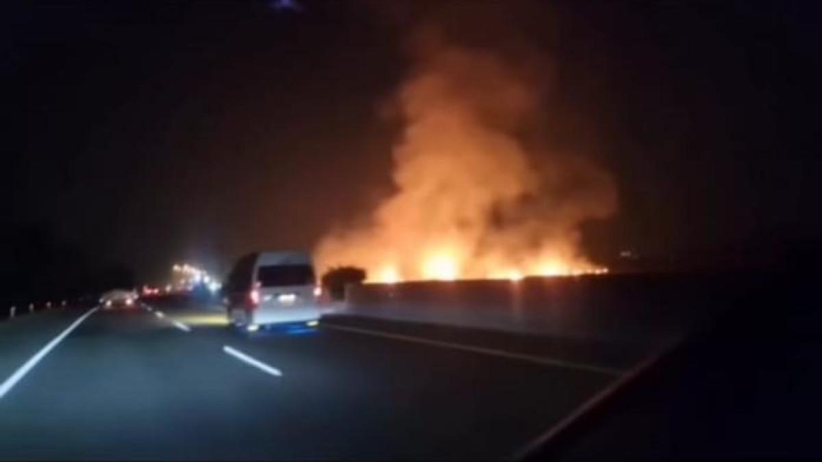 DIDUGA METEOR JATUH - Rekaman video benda diduga meteor jatuh di dekat ruas tol Ciperna, Cirebon, Jawa Barat, hari Minggu malam, 5 Oktober 2025. Benda tersebut kemudian memicu kebakaran di dekat lokasi jatuhnya.