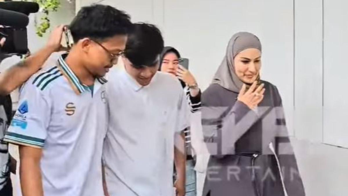 POLEMIK DENADA - Denada telah mengakui Ressa sebagai anak. Namun Ressa justru bungkam setelah Denada mengakuinya sebagai anak