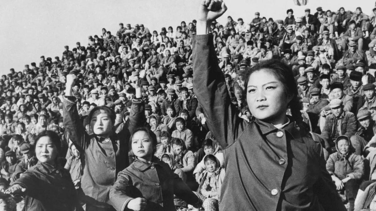 Sekelompok Garda Merah berunjuk rasa di Beijing pada tahun 1966, di awal Revolusi Kebudayaan Tiongkok.