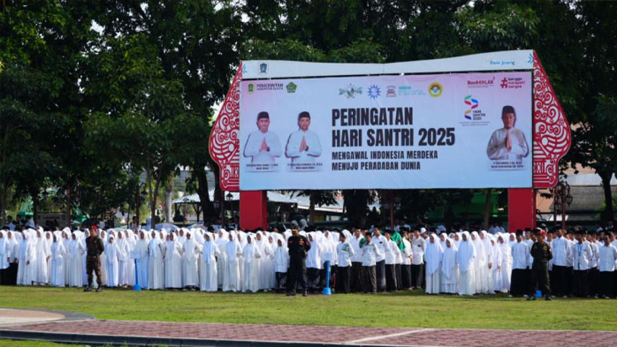 HARI SANTRI NASIONAL - Ribuan santri ikuti Upacara Hari Santri Nasional 2025 di Alun-Alun Klaten, Rabu (22/10/2025).
