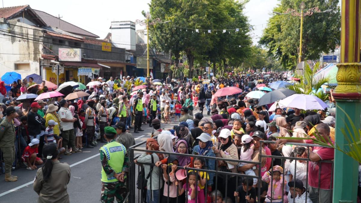 KIRAB BUDAYA KLATEN - Ribuan warga masyarakat membanjiri Jalan Pemuda, Kelurahan Kabupaten, Kecamatan Klaten Tengah, Kabupaten Klaten hari ini, Senin (18/8/2025), untul menyaksikan Kirab Budaya.